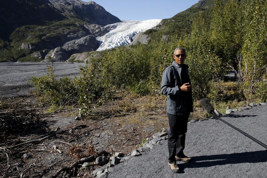 Ngày 31/8,  Tổng thống Obama chính thức tới Alaska để tham gia chương trình truyền hình thực tế “Running Wild with Bear Grylls” (Vượt qua vùng hoang dã cùng Bear Grylls) với mục đích kêu gọi mọi người bảo vệ môi trường trước tình trạng biến đổi khí hậu.